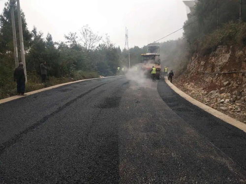 萬(wàn)州三峽后續(xù)交通項(xiàng)目油茨路路面工程開(kāi)始瀝青攤鋪